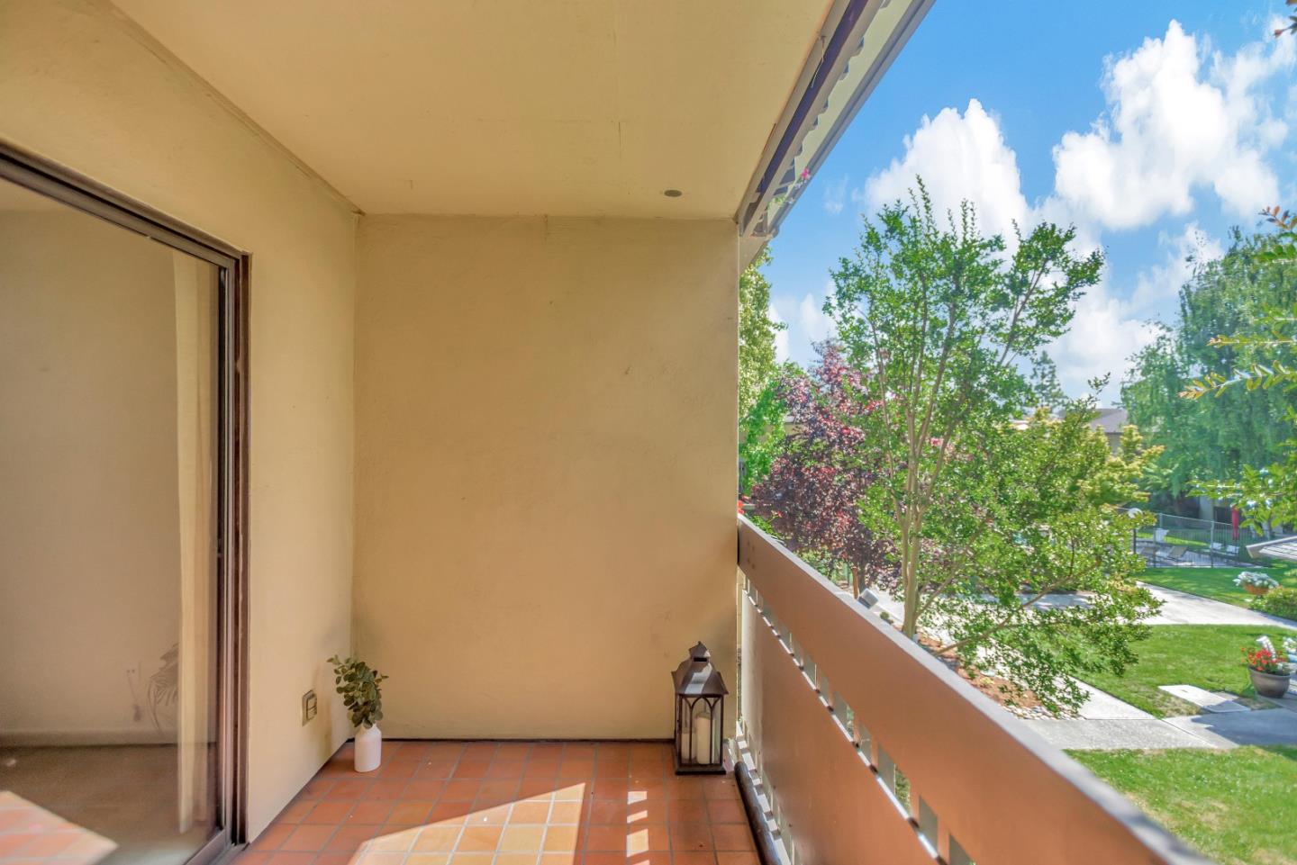 2140 Santa Cruz Avenue E109