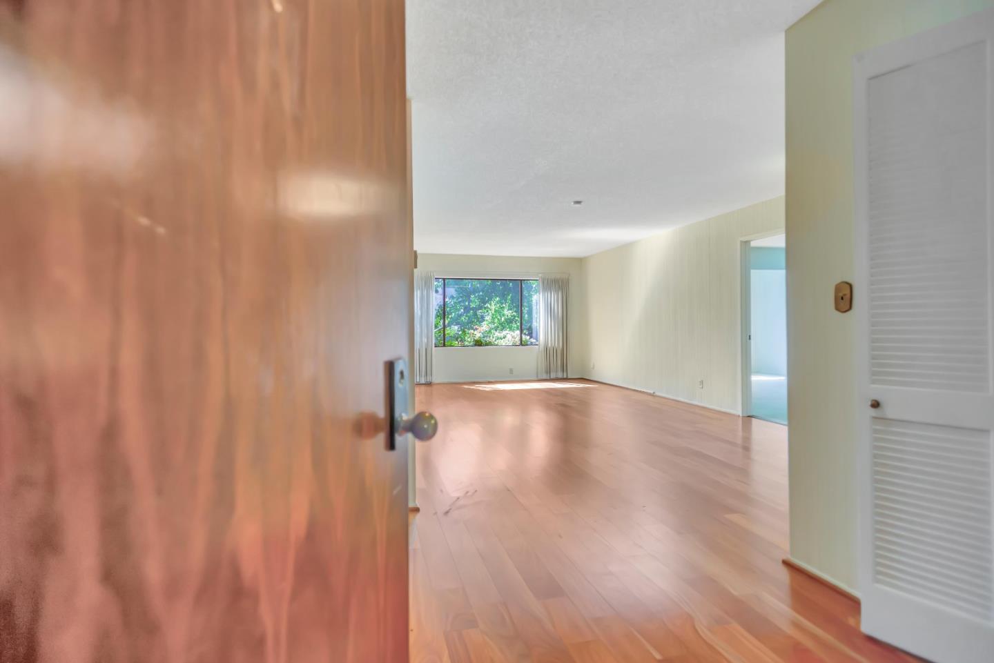 2140 Santa Cruz Avenue E109