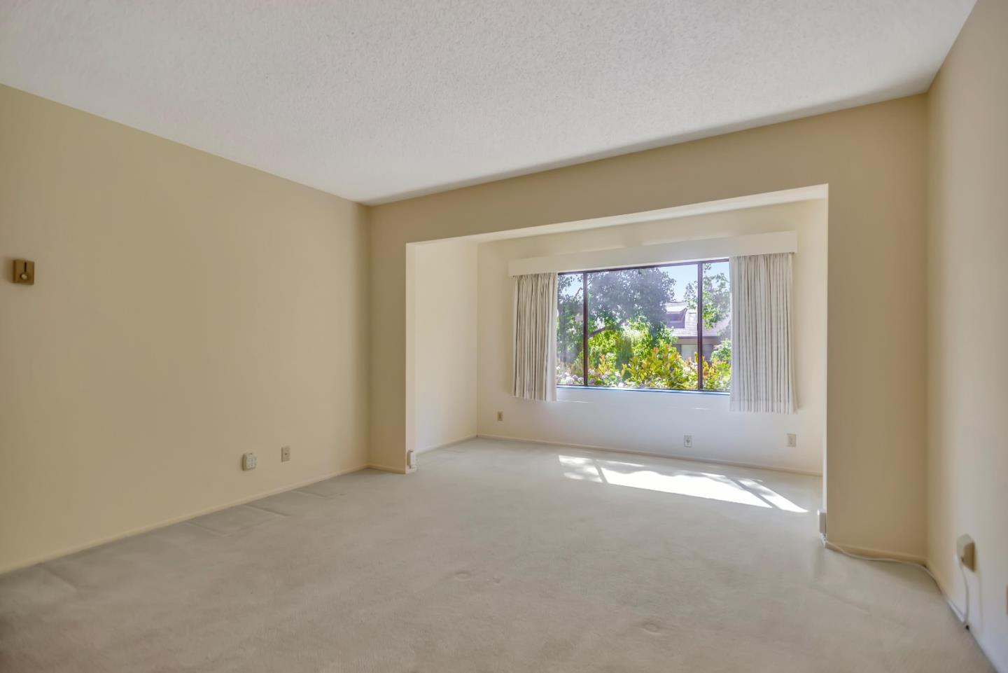 2140 Santa Cruz Avenue E109