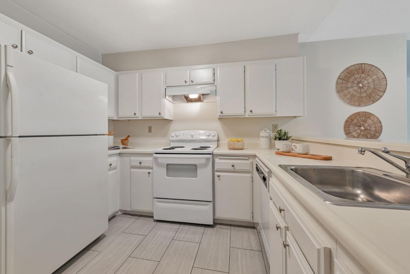 2140 Santa Cruz Avenue B108