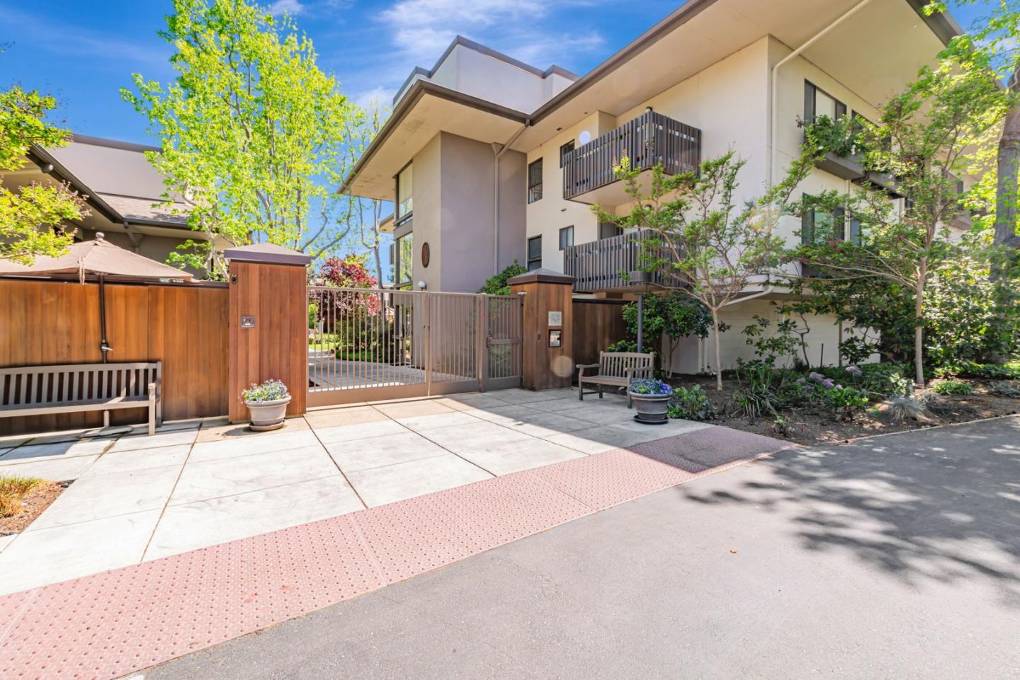 2140 Santa Cruz Avenue B108