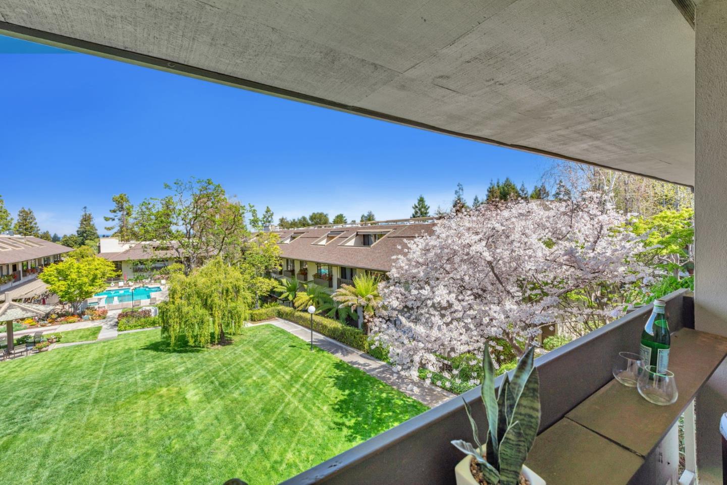 2140 Santa Cruz Avenue D207