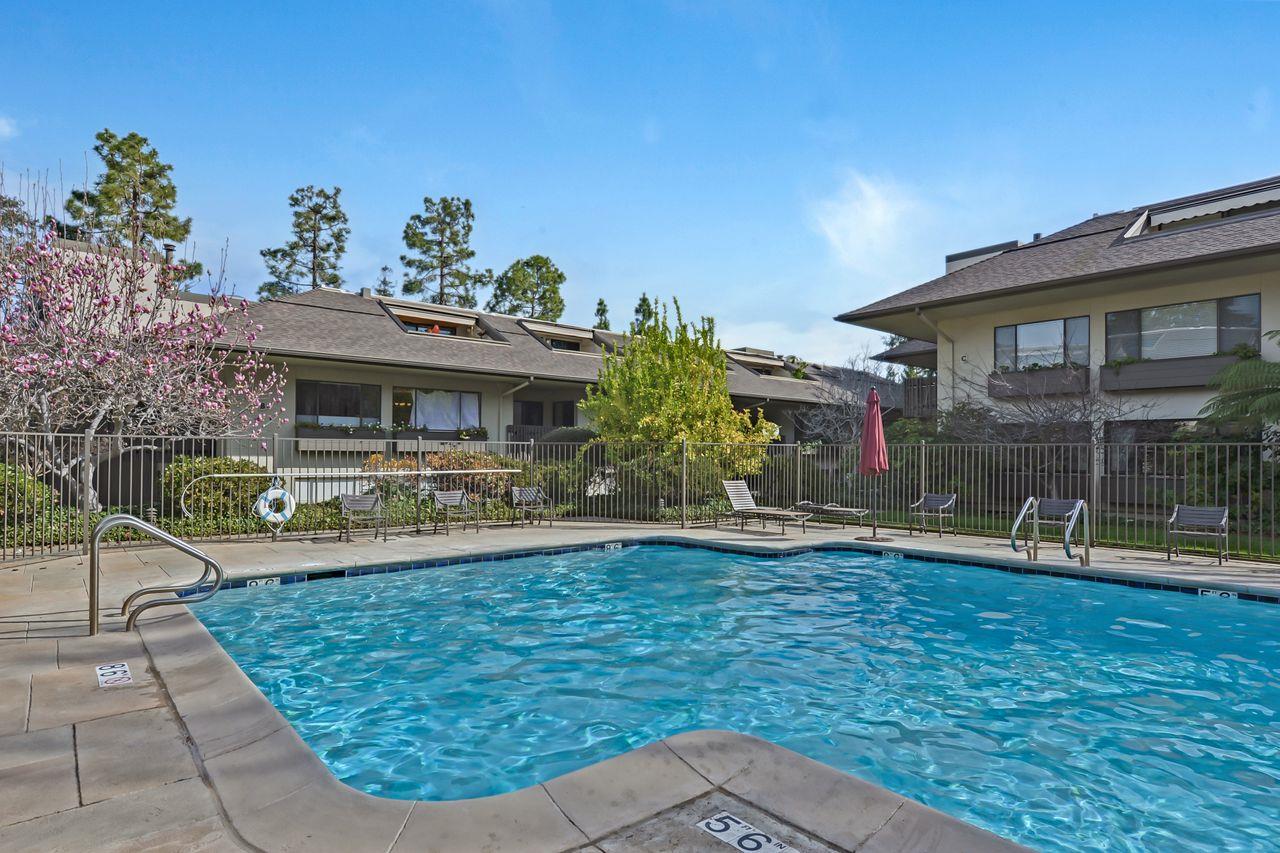 2140 Santa Cruz Avenue D207