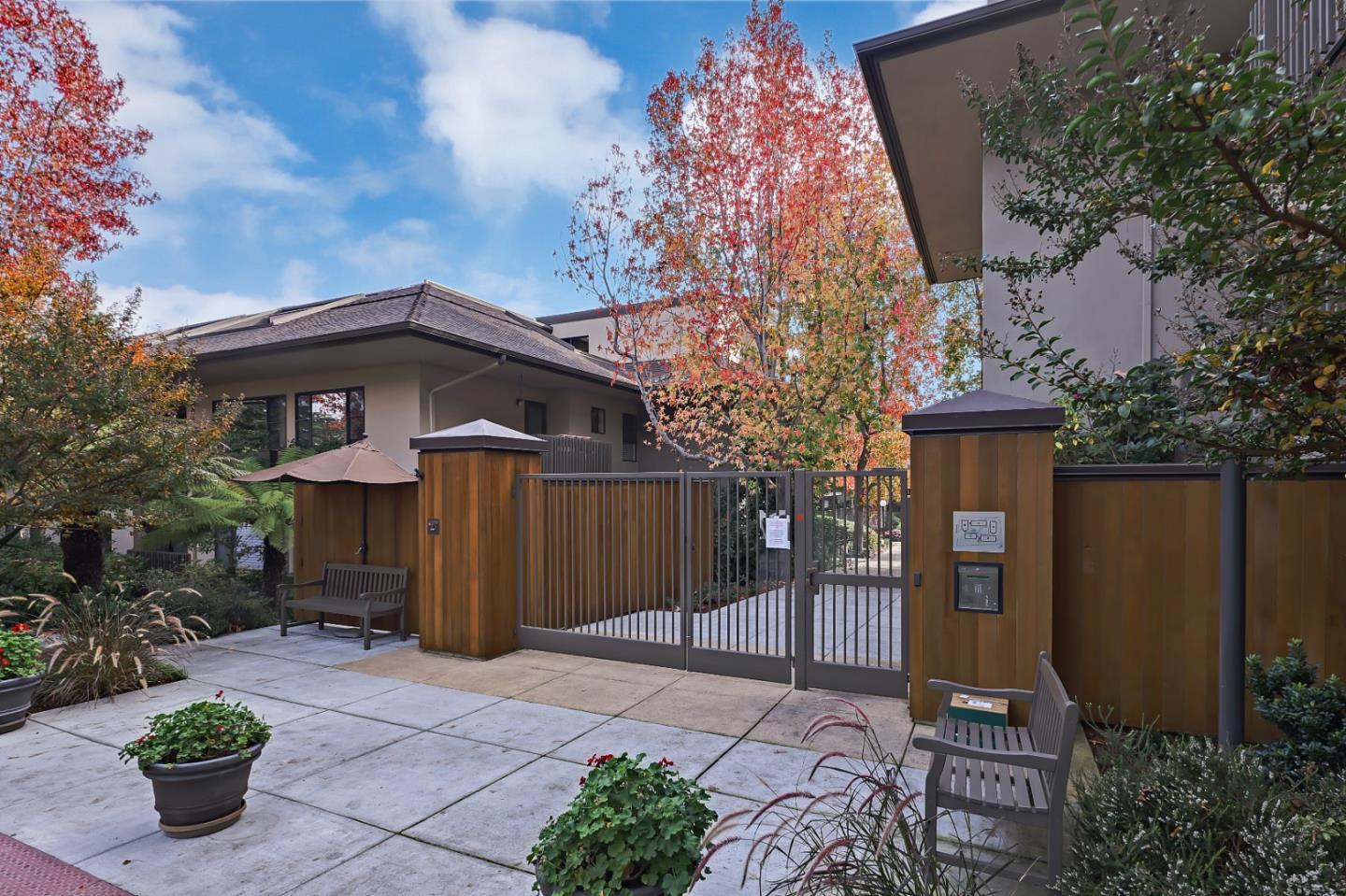 2140 Santa Cruz Avenue D207