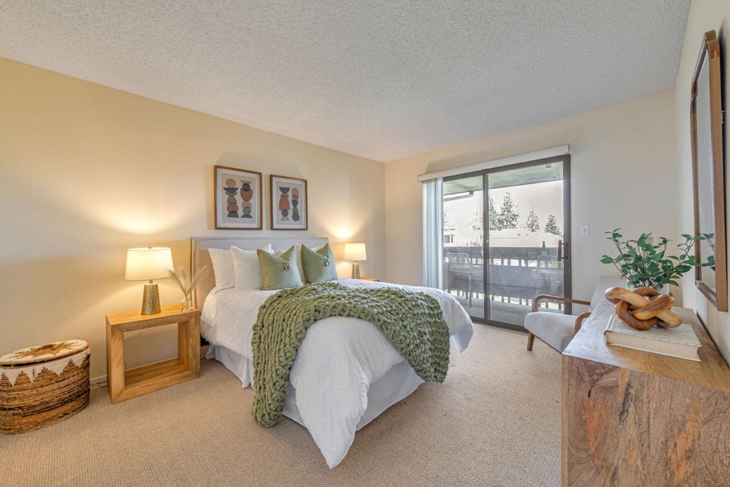 2140 Santa Cruz Avenue D207