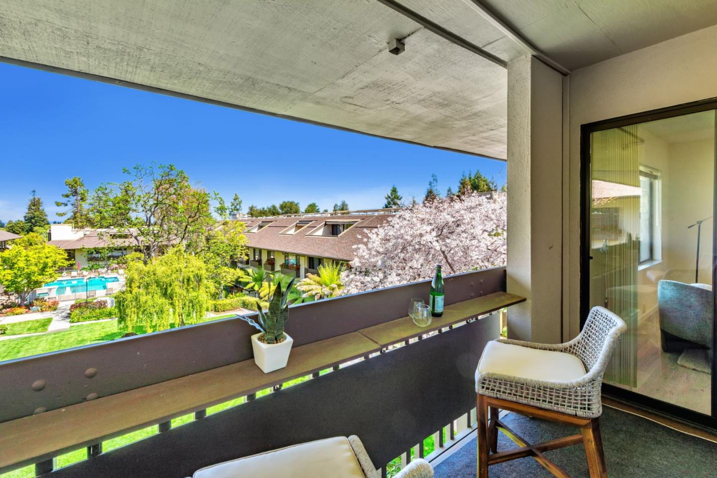 2140 Santa Cruz Avenue D207