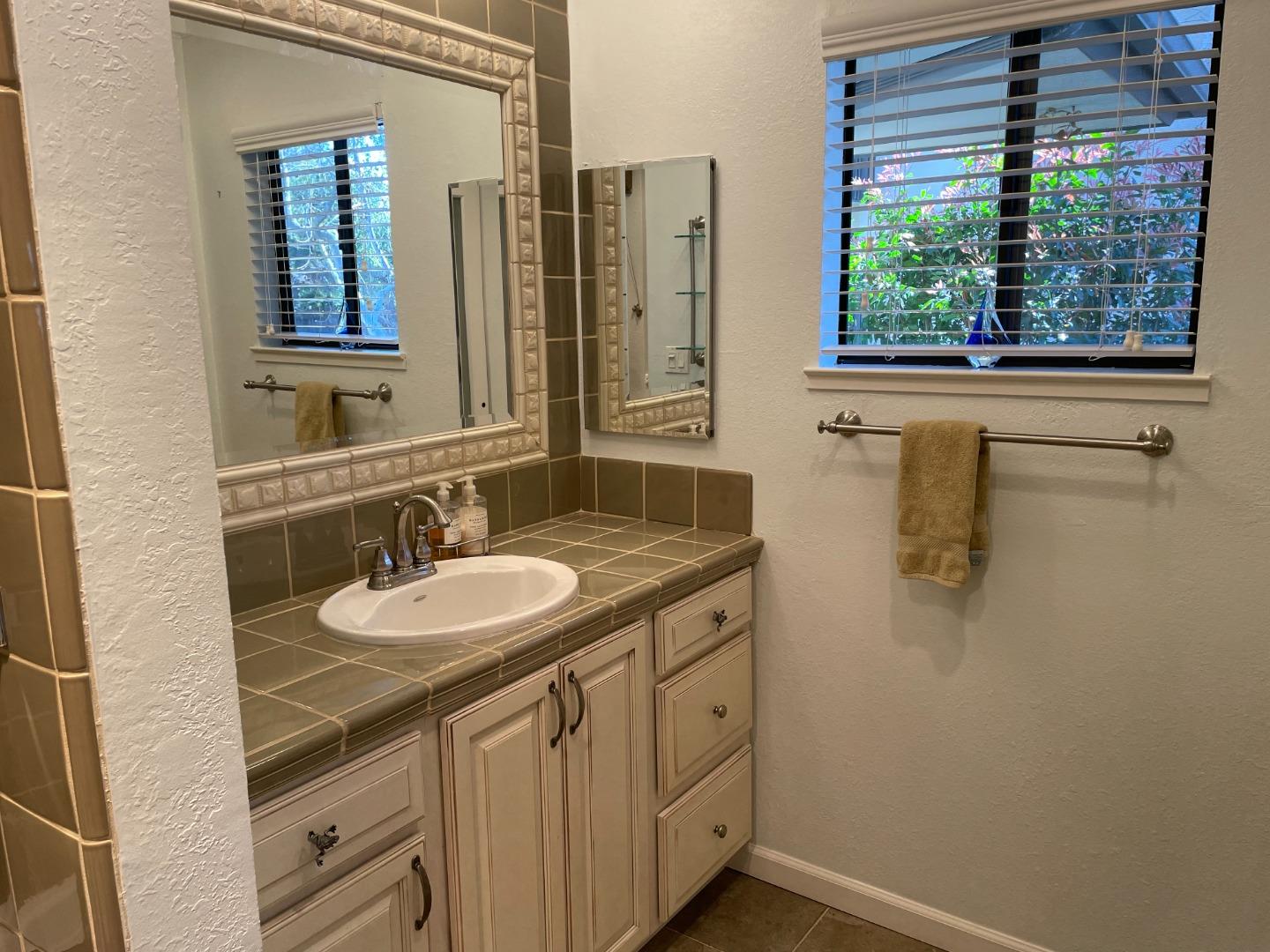 2140 Santa Cruz Avenue A201