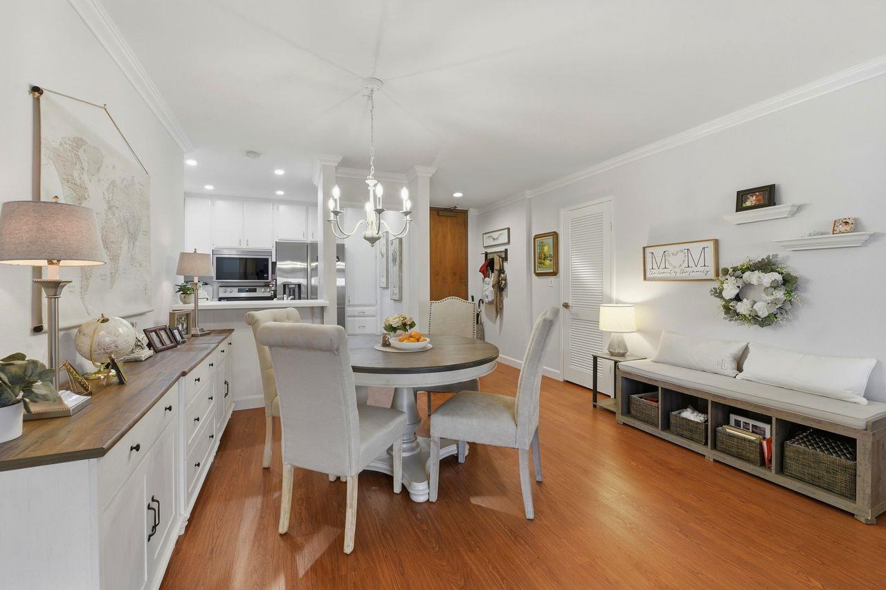 2140 Santa Cruz Avenue D105