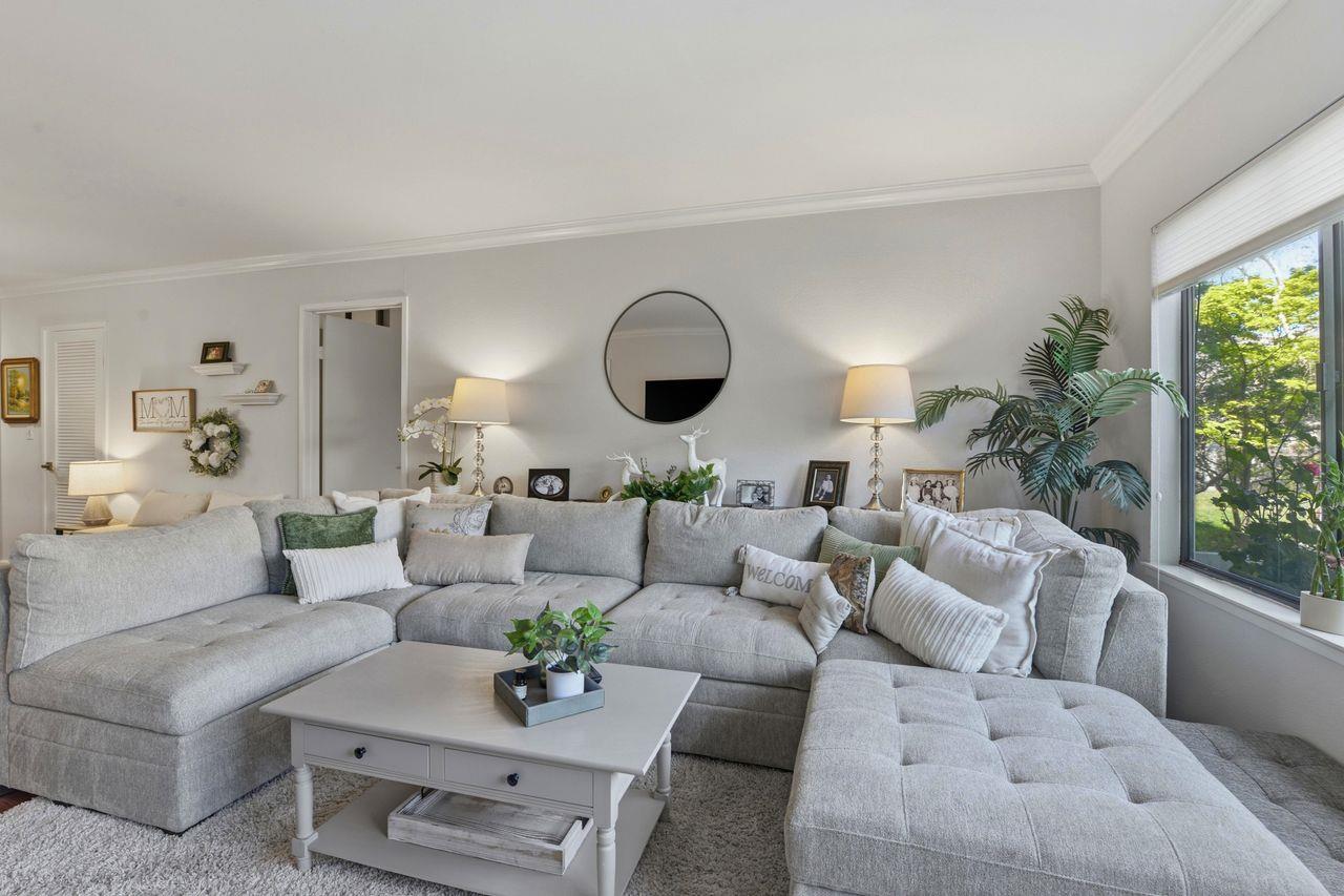 2140 Santa Cruz Avenue D105