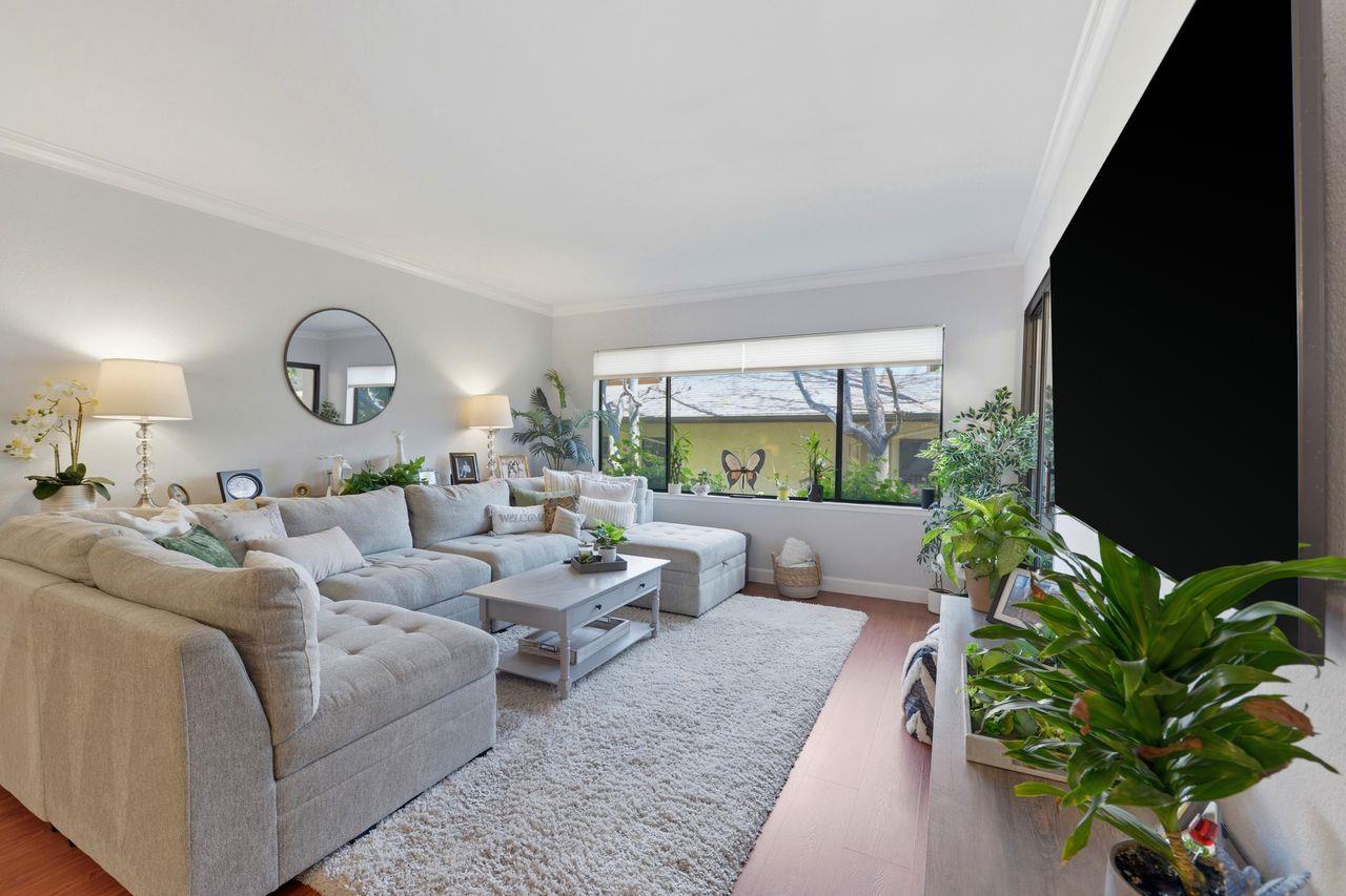 2140 Santa Cruz Avenue D105