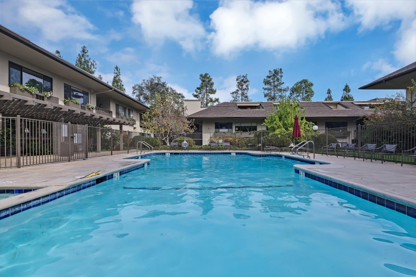 2140 Santa Cruz Avenue D105