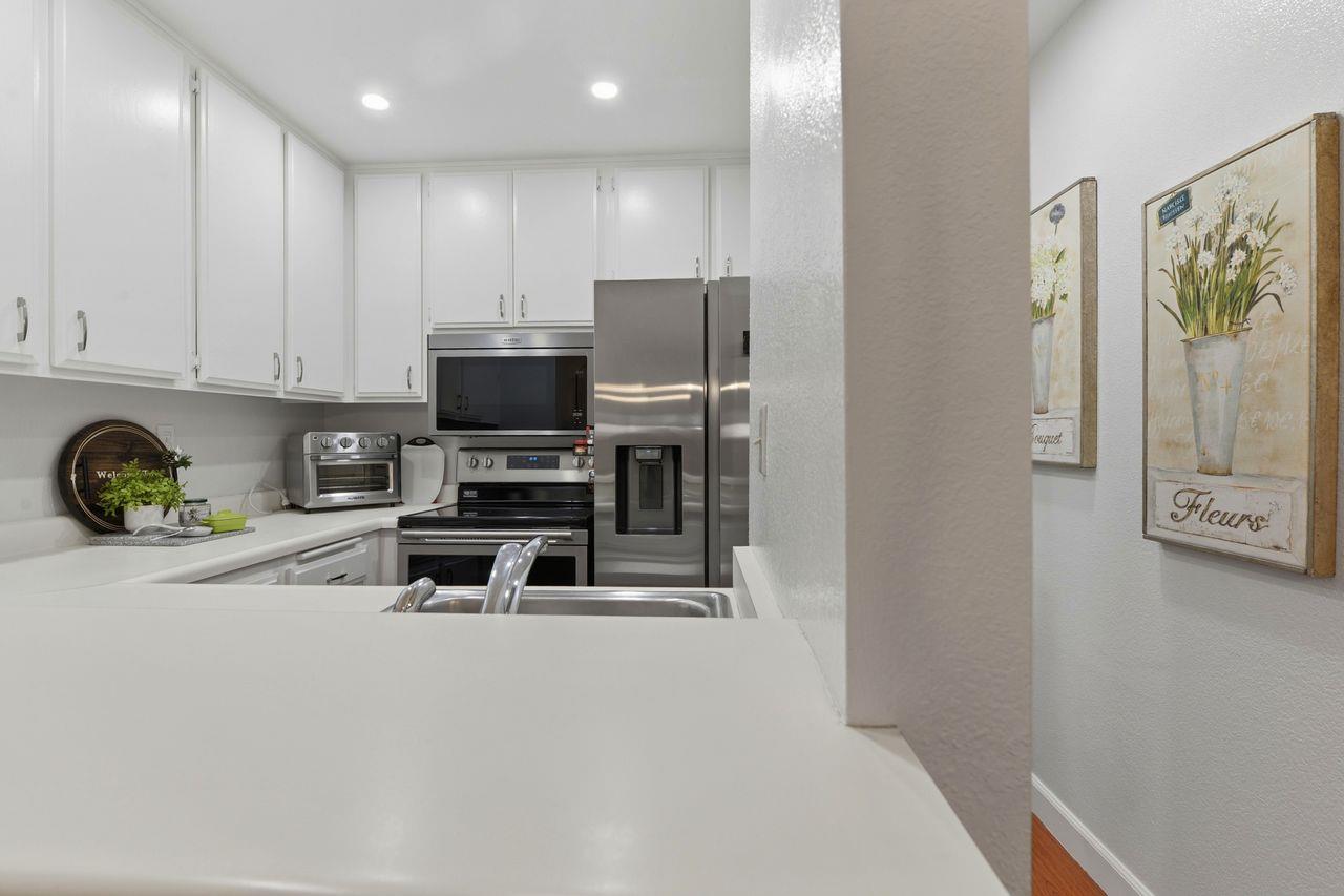 2140 Santa Cruz Avenue D105