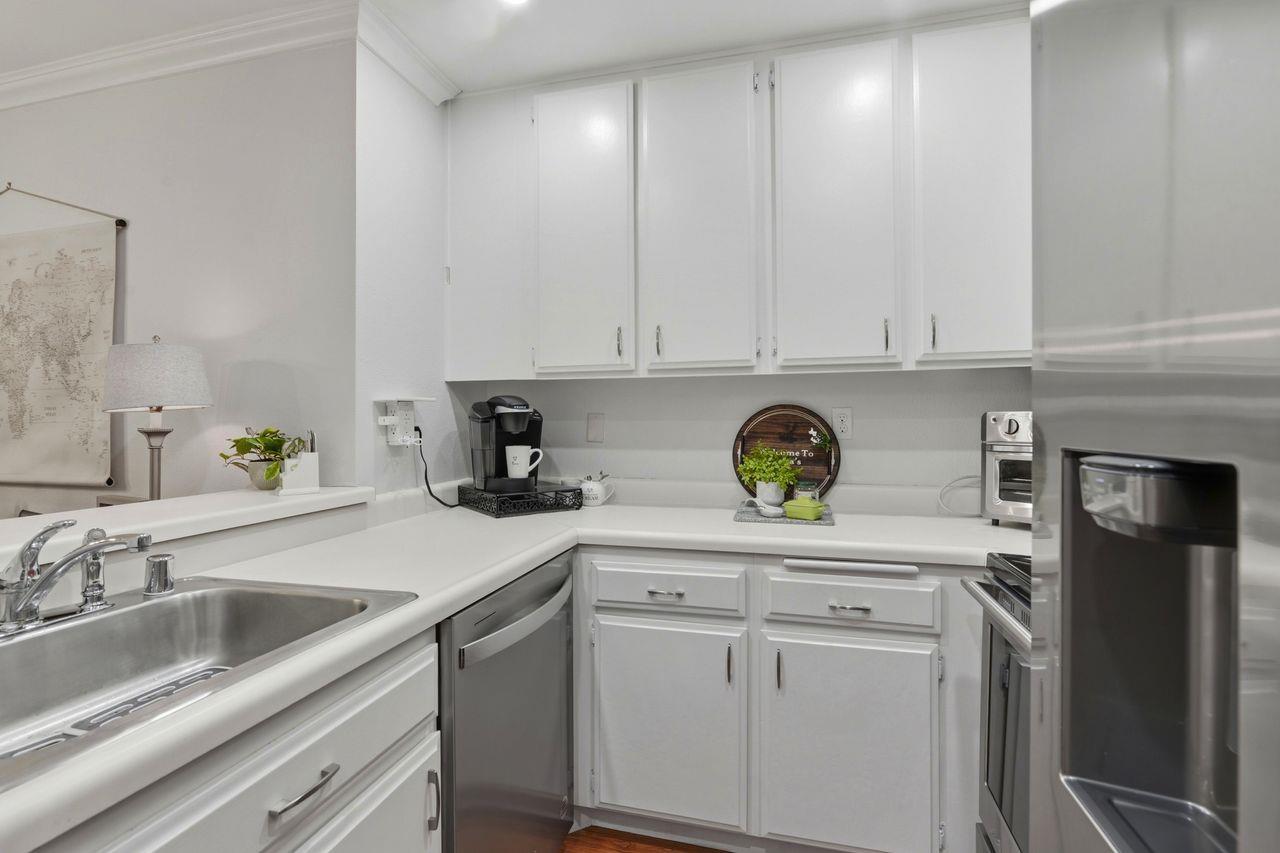 2140 Santa Cruz Avenue D105
