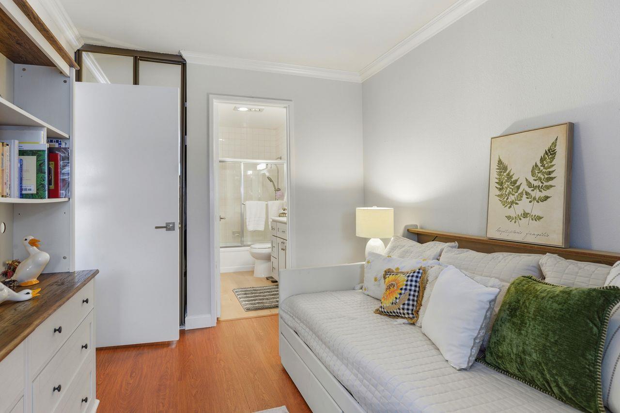 2140 Santa Cruz Avenue D105