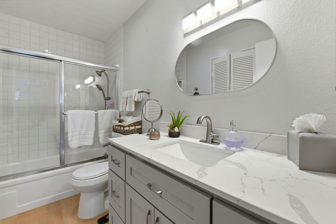 2140 Santa Cruz Avenue D105