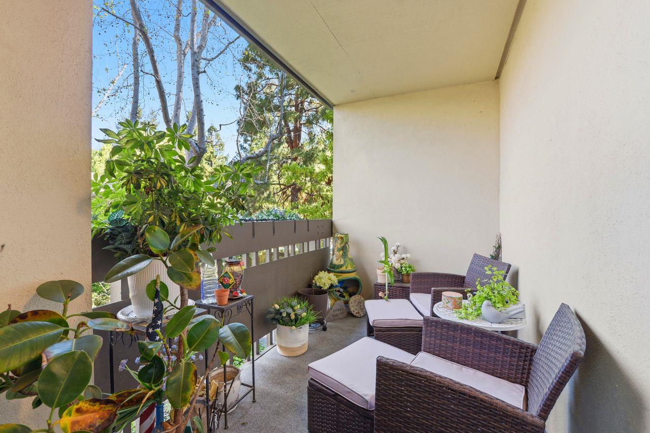 2140 Santa Cruz Avenue D105
