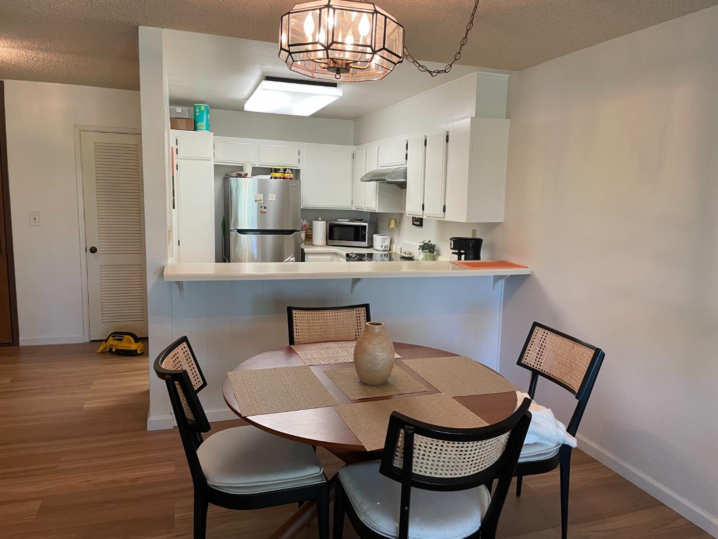 2140 Santa Cruz Avenue 203