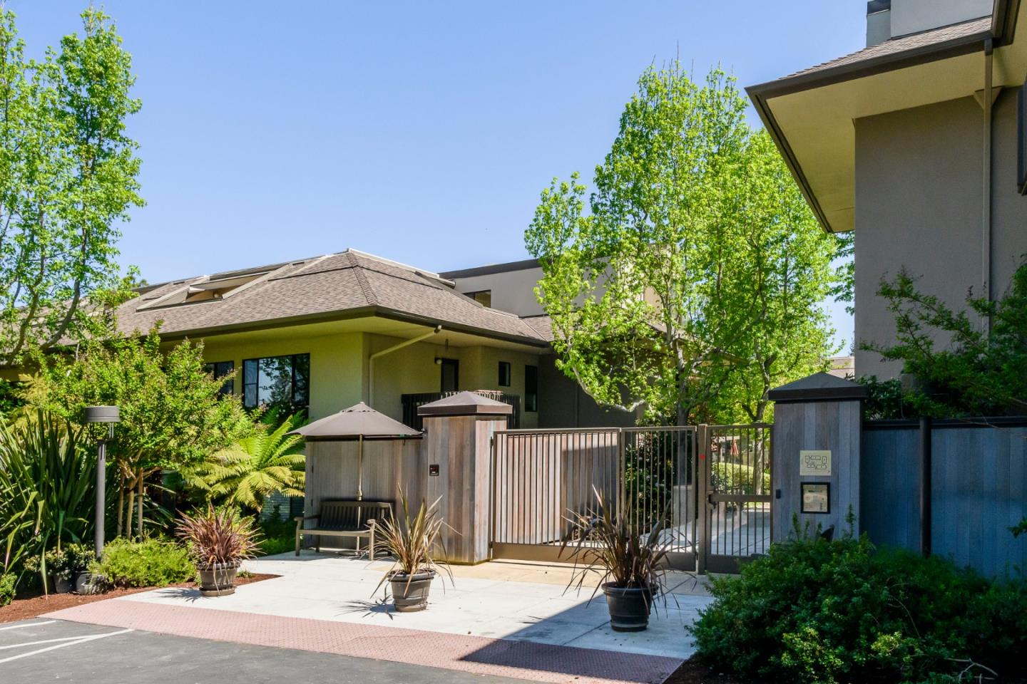 2140 Santa Cruz Avenue 203