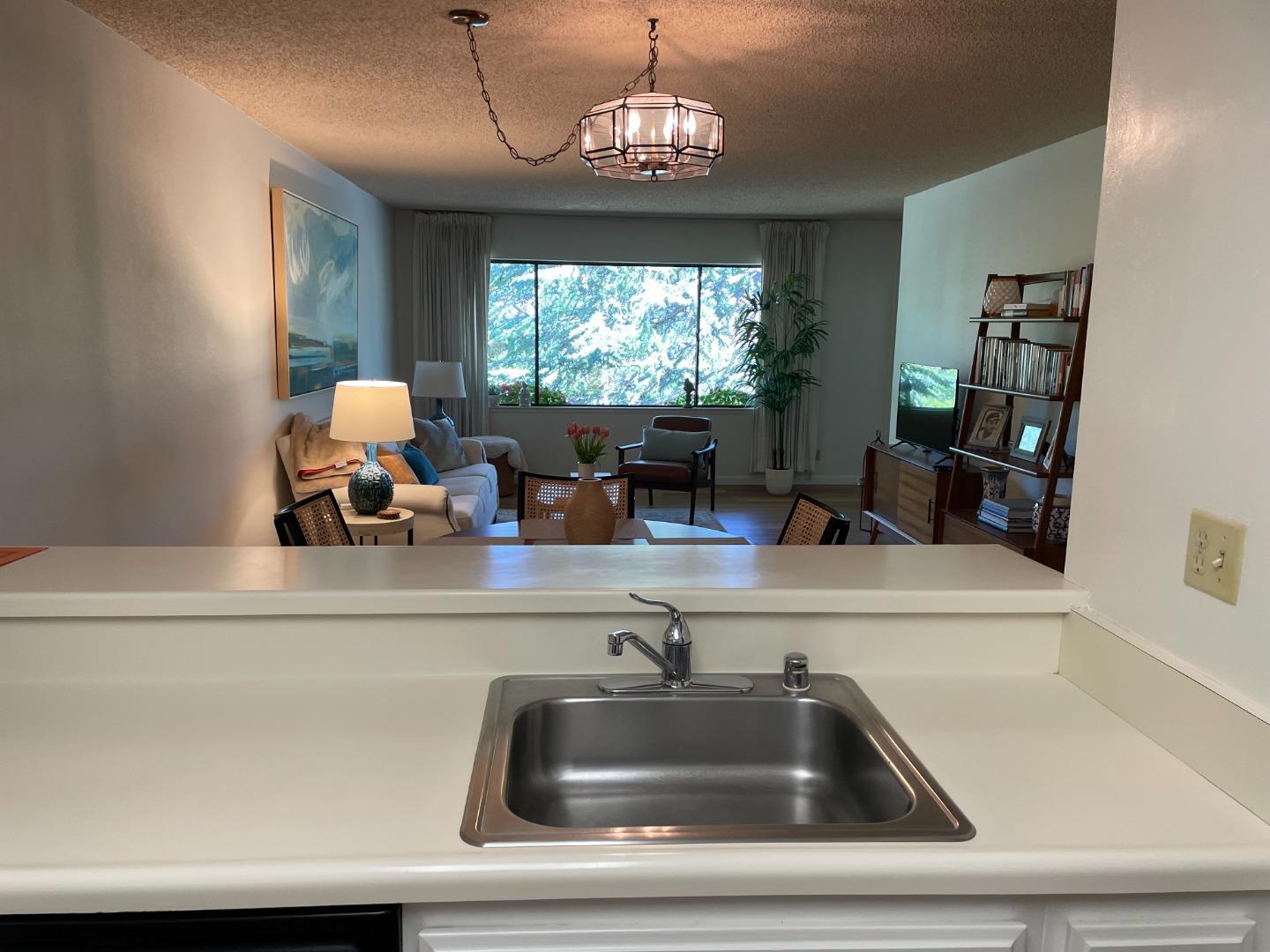 2140 Santa Cruz Avenue 203