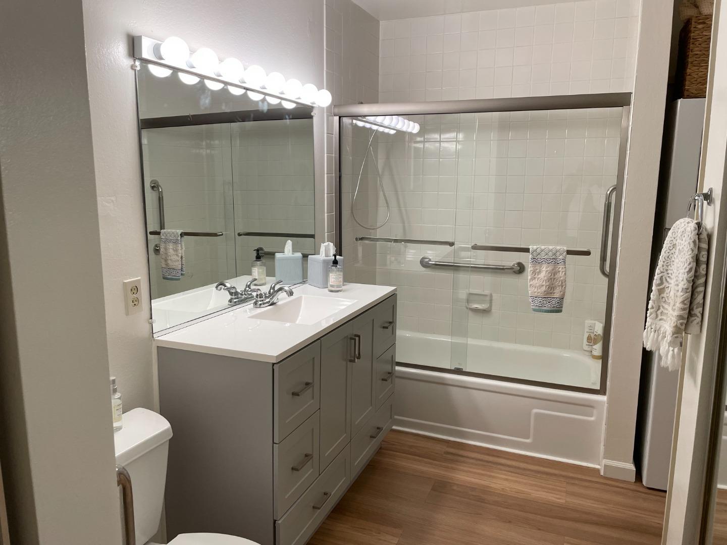 2140 Santa Cruz Avenue 203