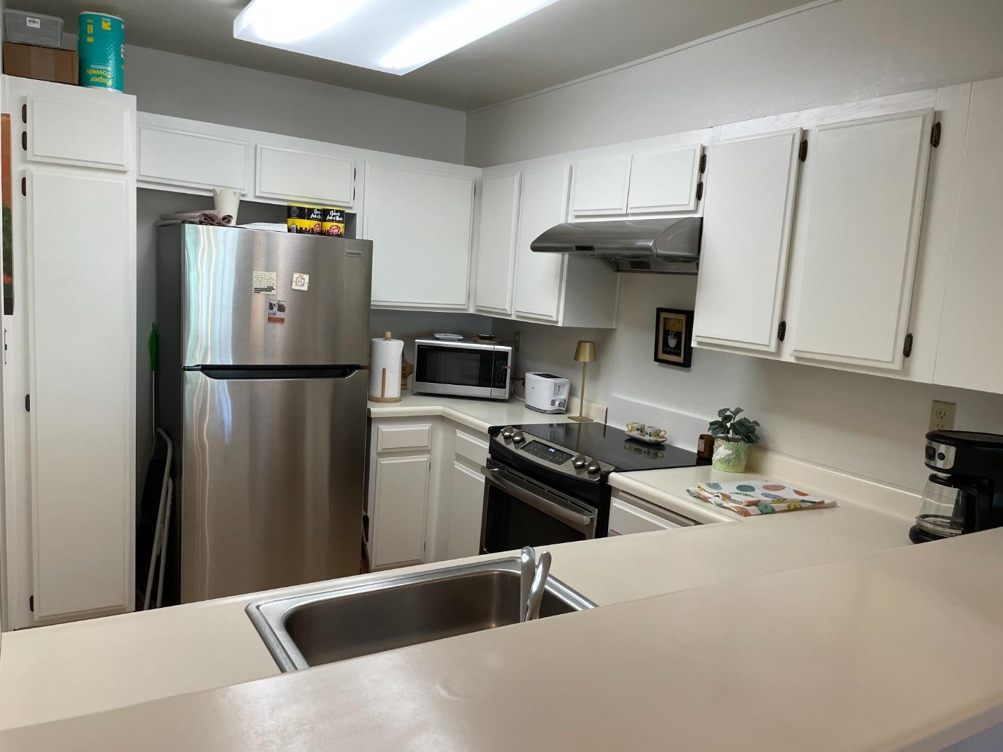 2140 Santa Cruz Avenue 203