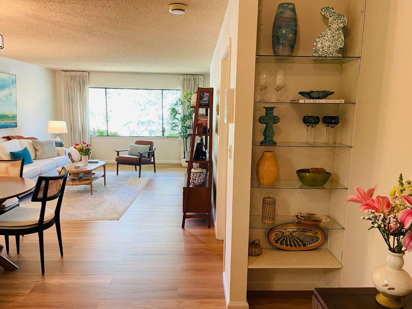 2140 Santa Cruz Avenue 203