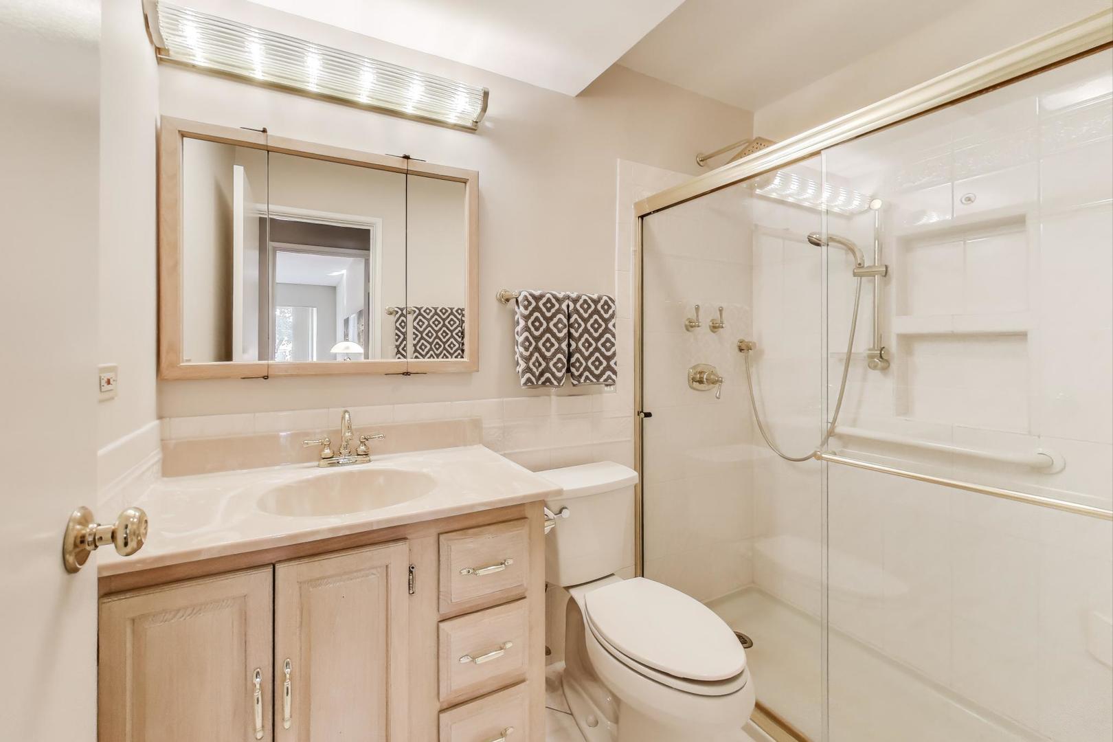 900 E Wilmette Road Unit: 205