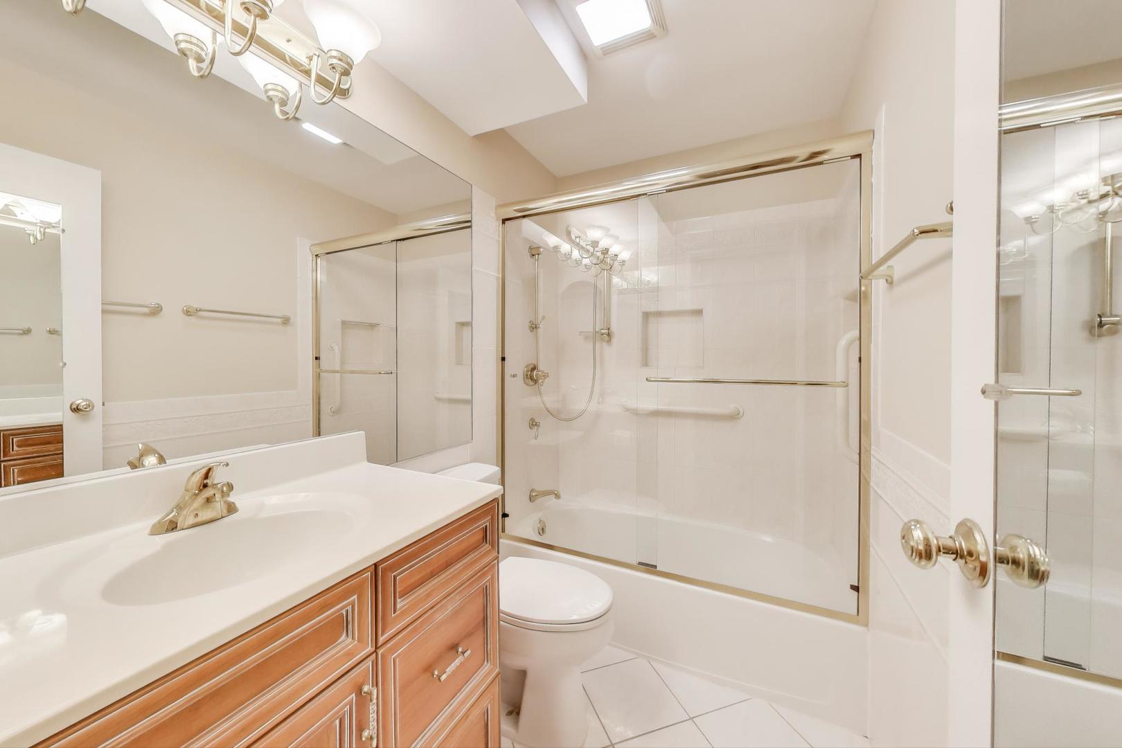 900 E Wilmette Road Unit: 205