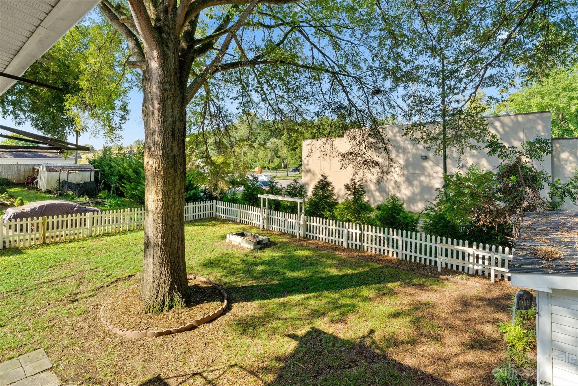 537 Bruton Drive NW