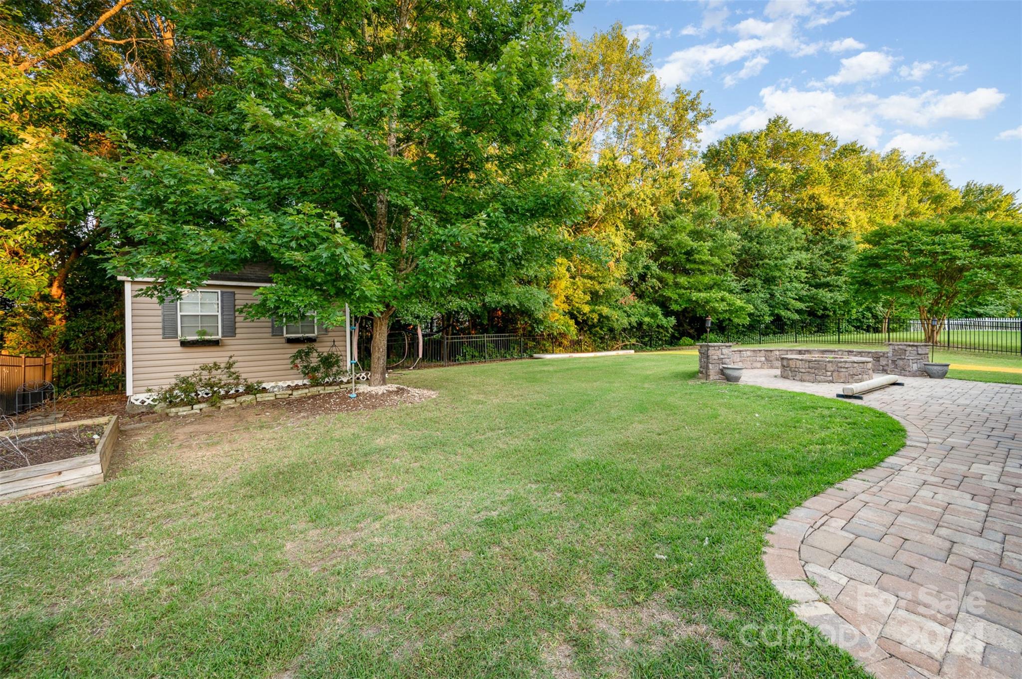 6143 Maple Leaf Avenue