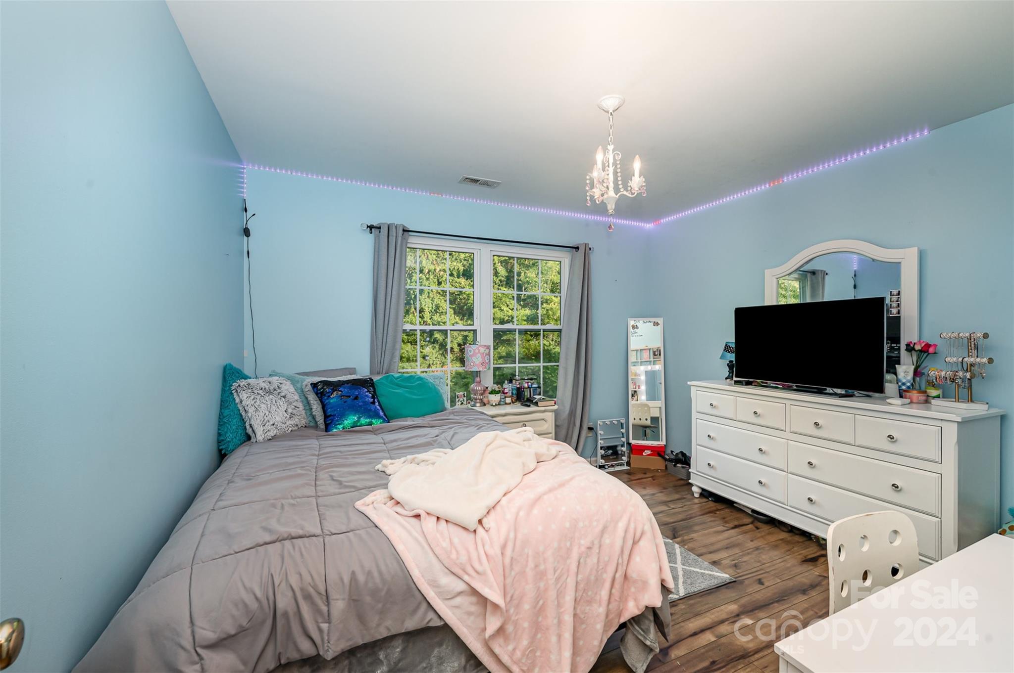 6143 Maple Leaf Avenue