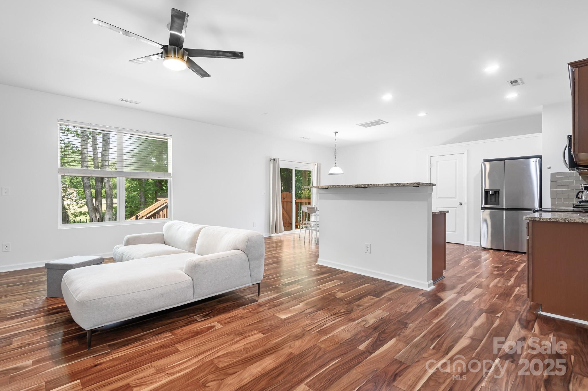 9437 Macquarie Lane