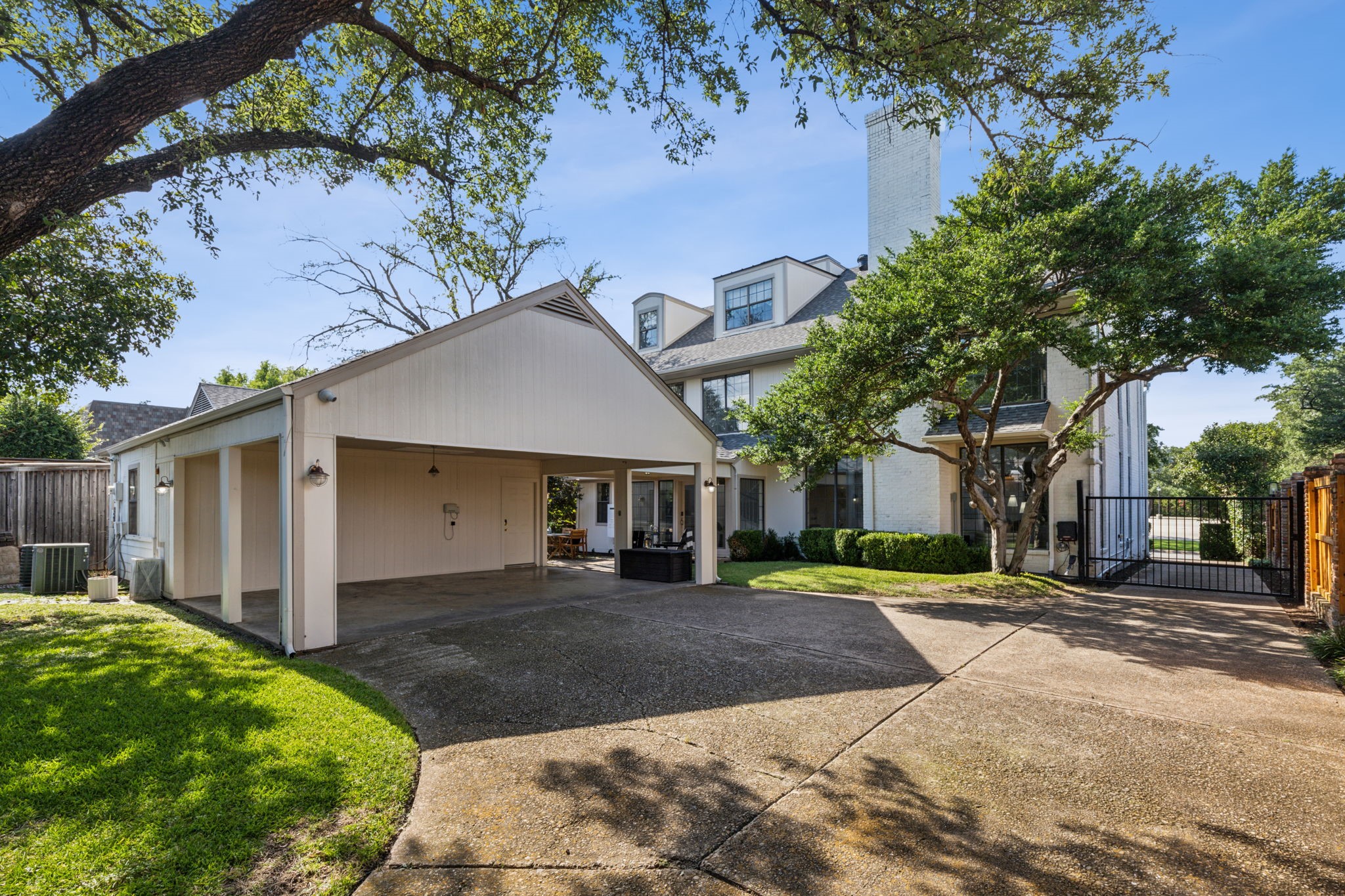 6910 Woodland Drive