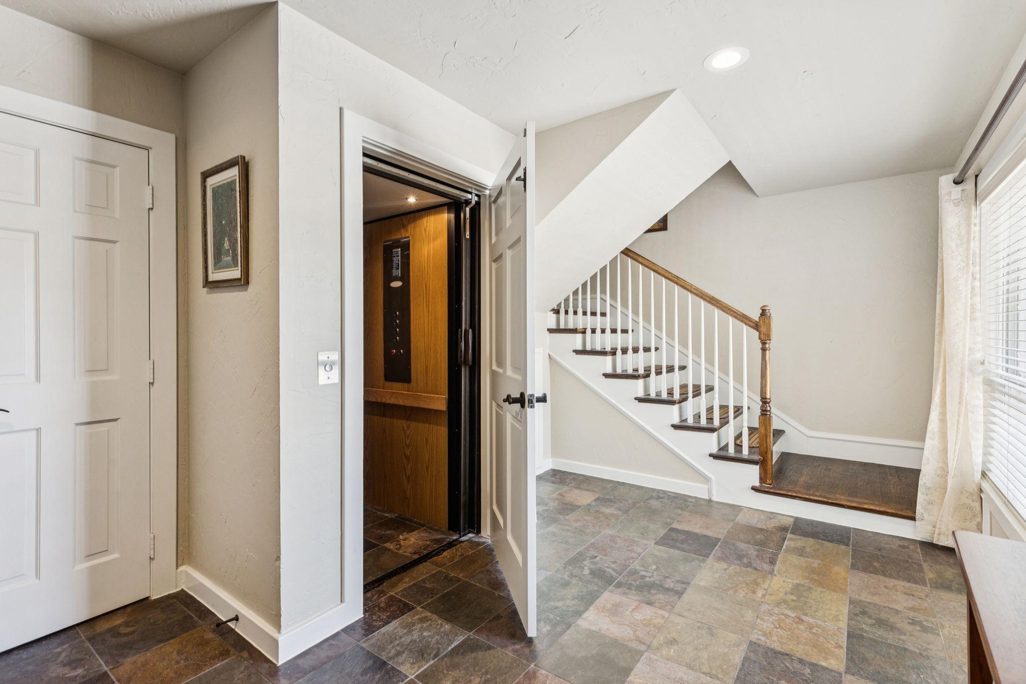 2598 King Arthur Boulevard