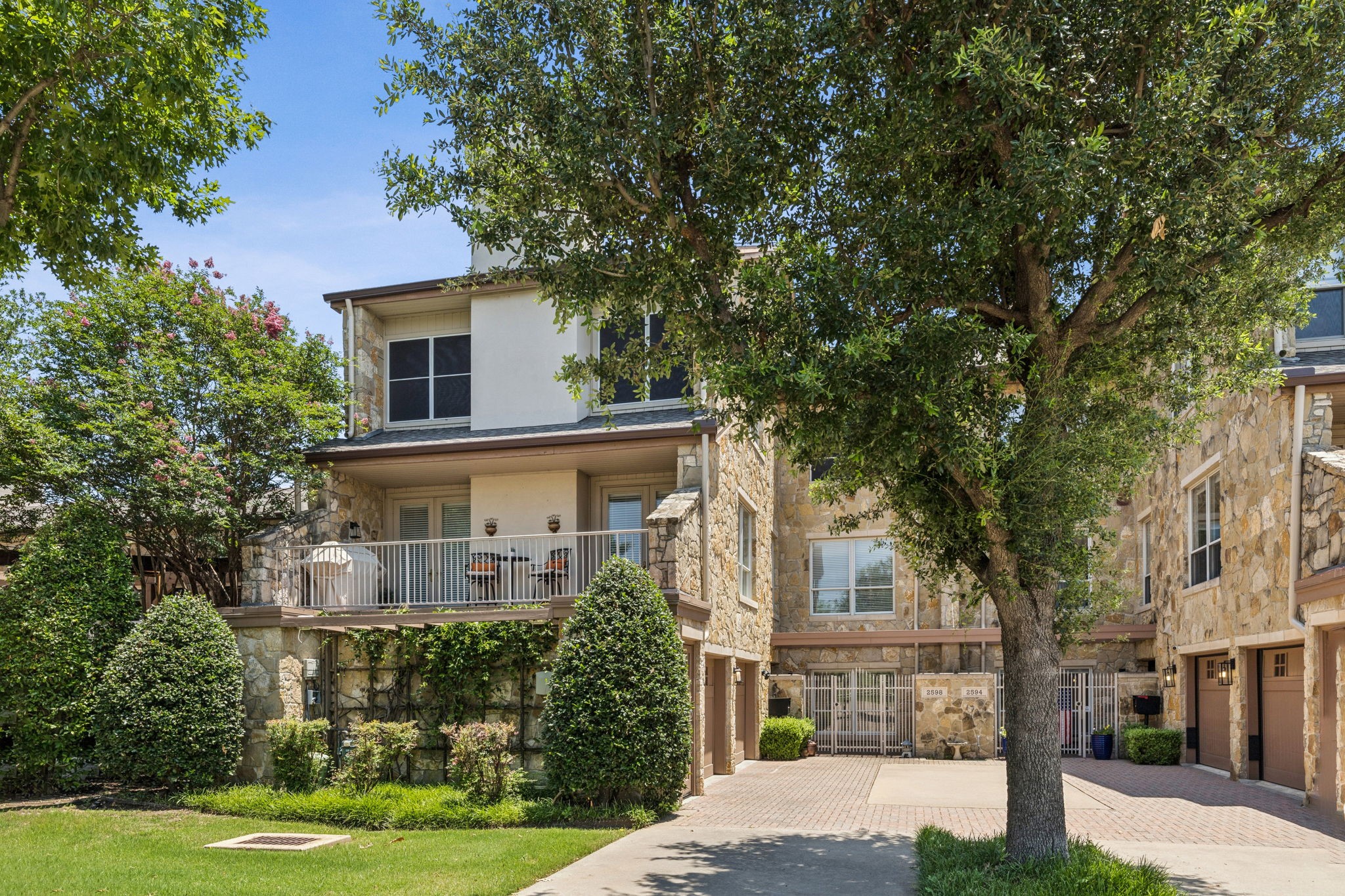 2598 King Arthur Boulevard