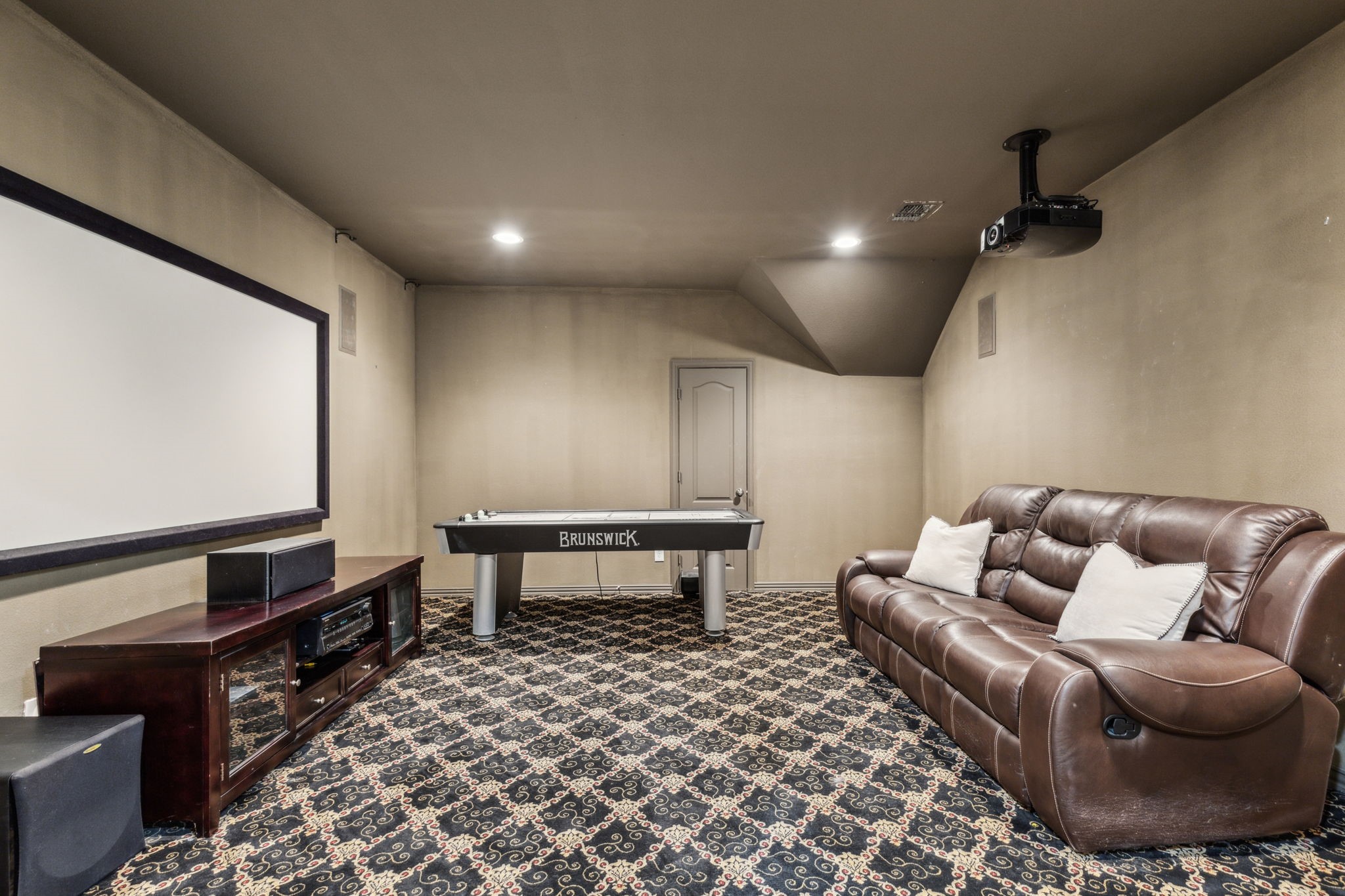 2605 Queen Elizabeth Boulevard