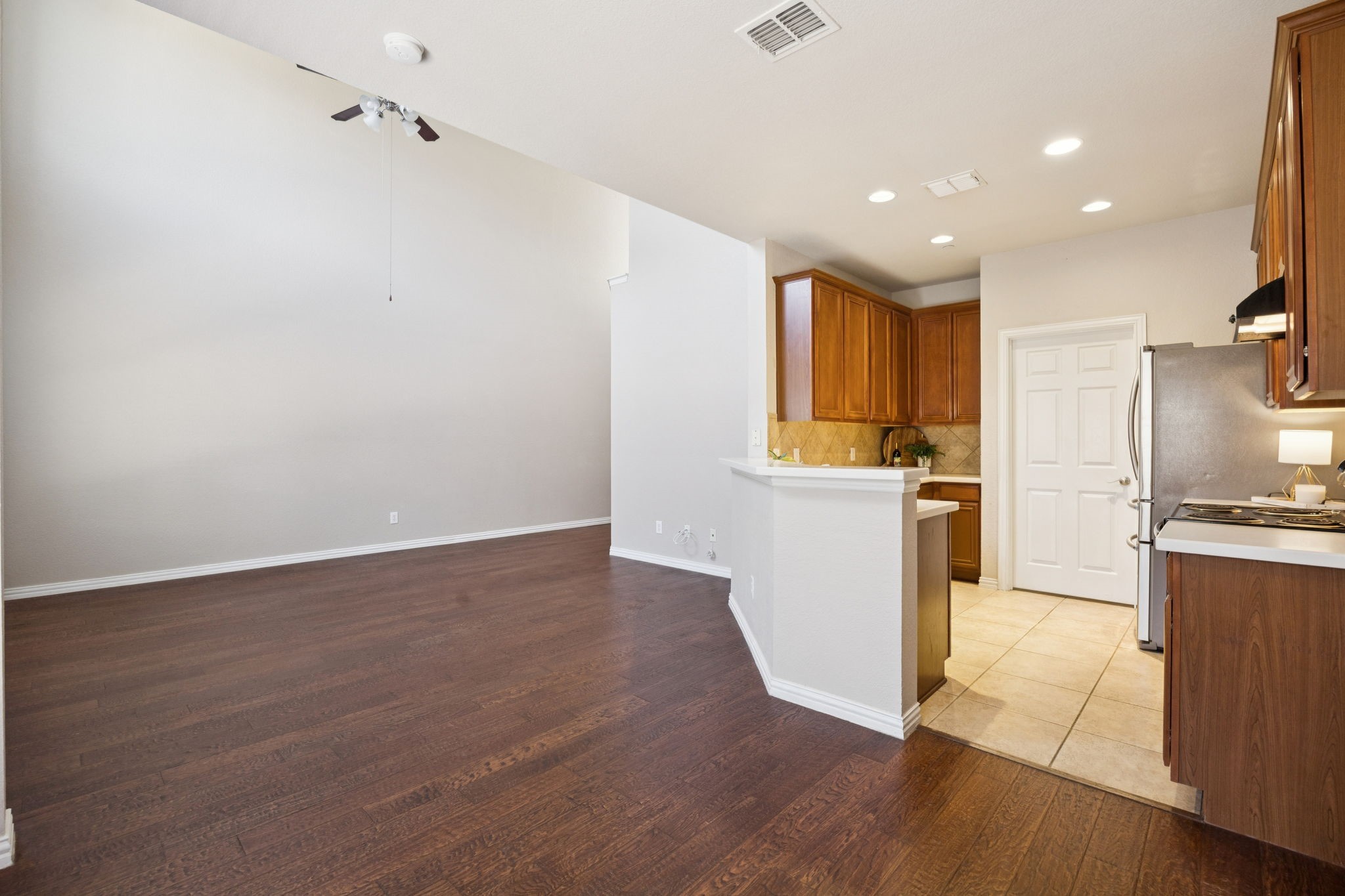 8742 San Bernard Street