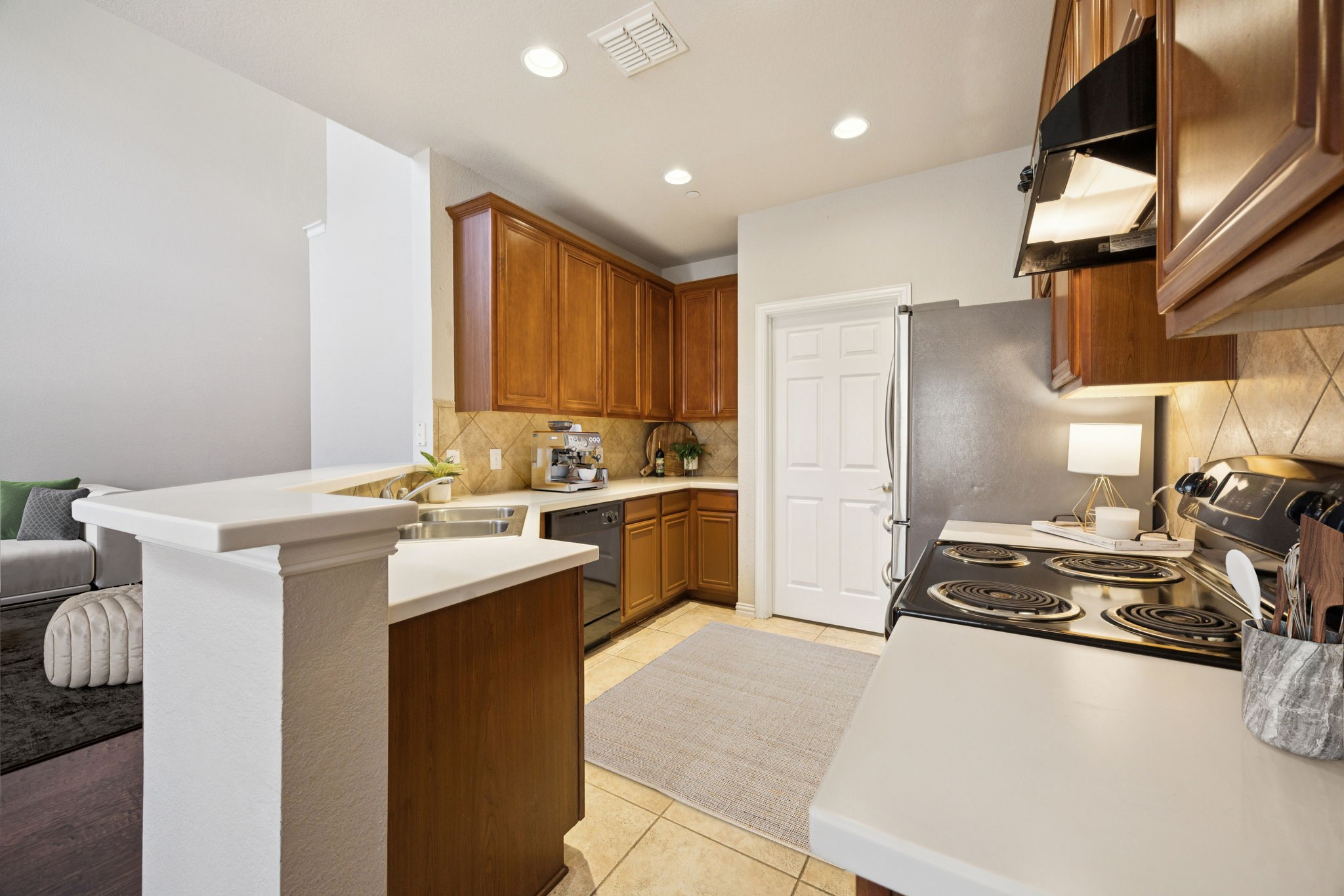 8742 San Bernard Street