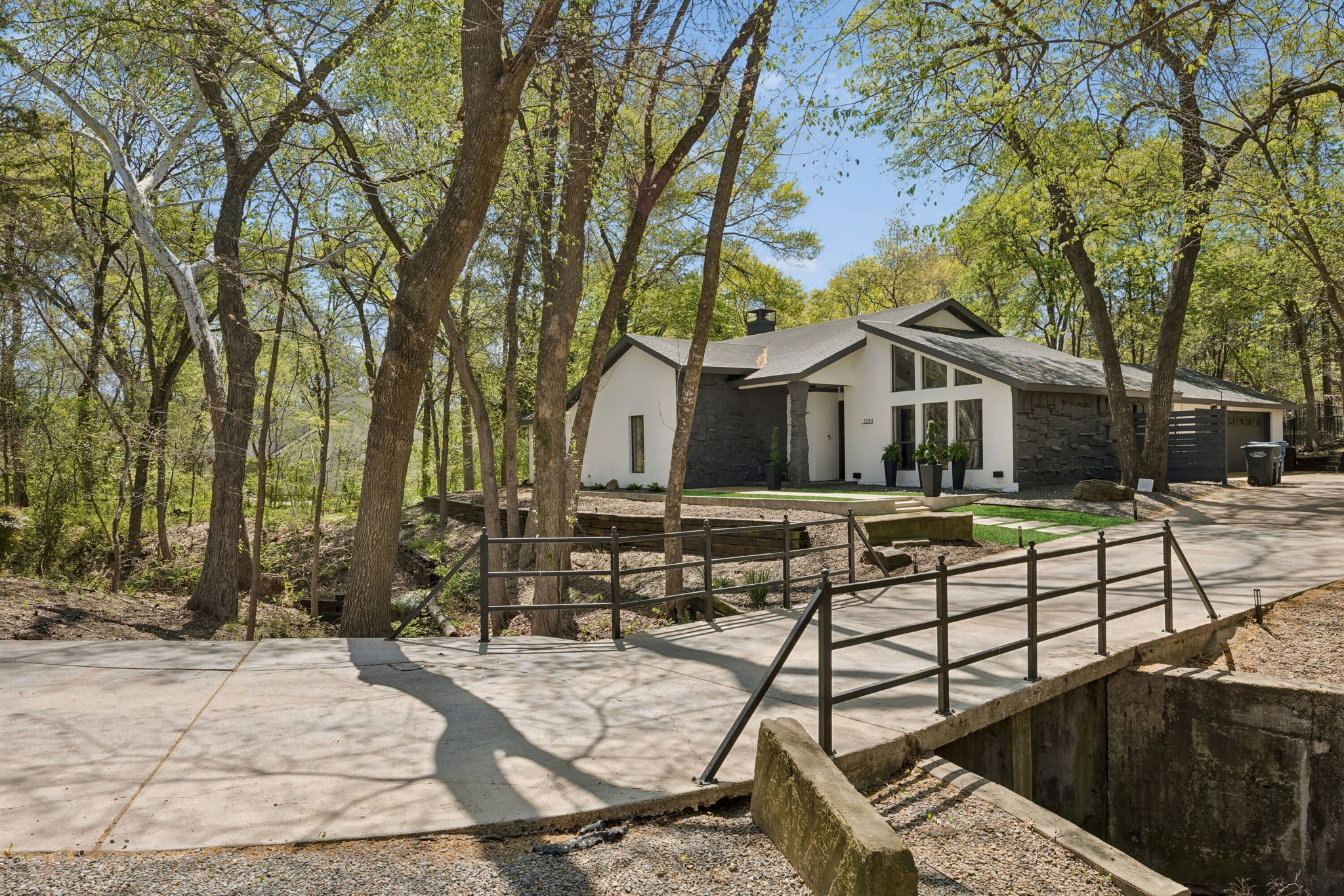 1250 Alto Vista Street