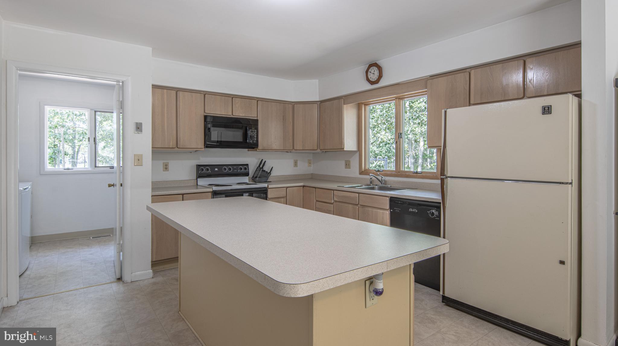 561 E Jimmie Leeds Rd