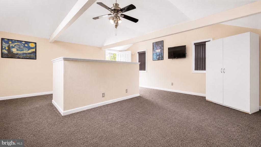 107 W BEACH ROAD