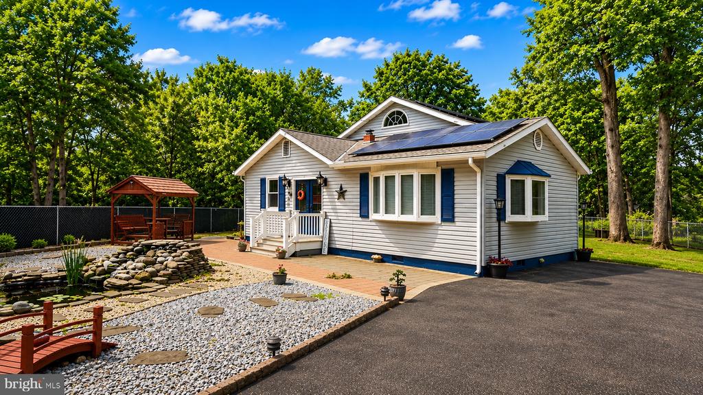 107 W BEACH ROAD