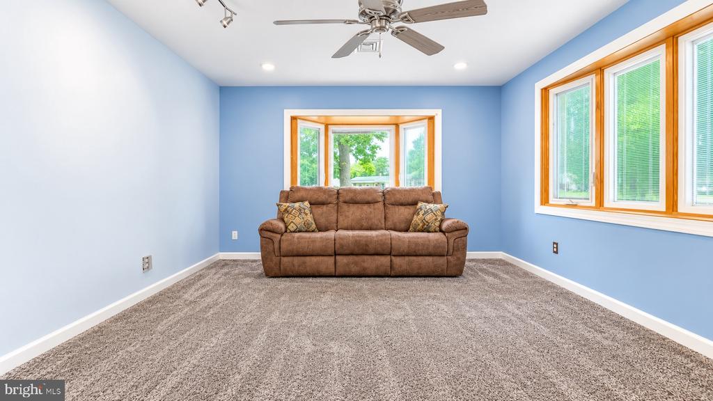 107 W BEACH ROAD
