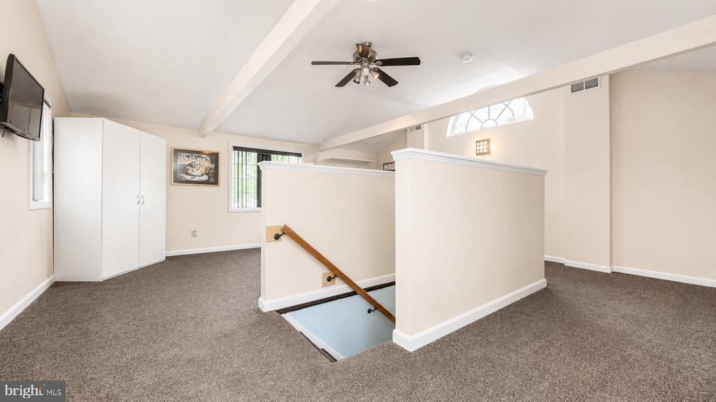 107 W BEACH ROAD