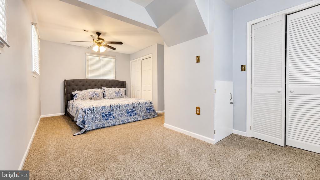 107 W BEACH ROAD