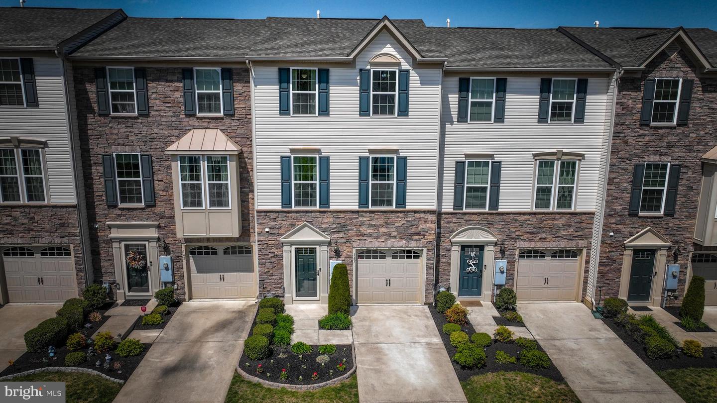 147 Village Green Ln
