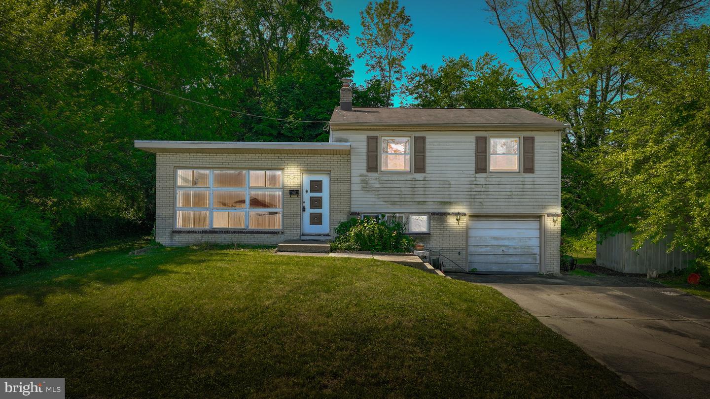 320 W Maiden Ln