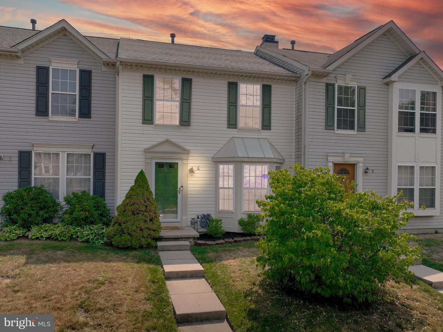 4 Coachlight Dr