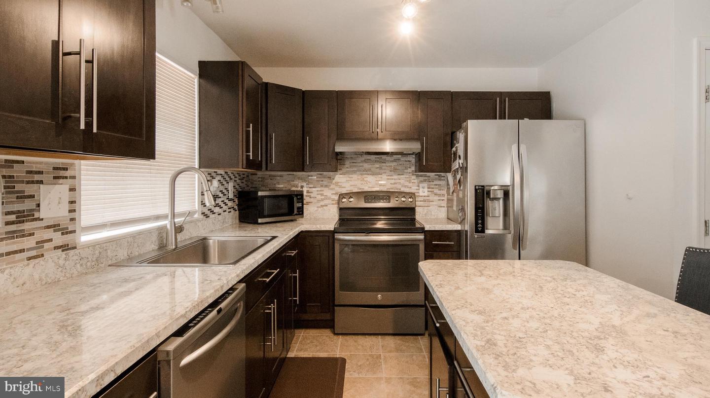 4 Coachlight Dr