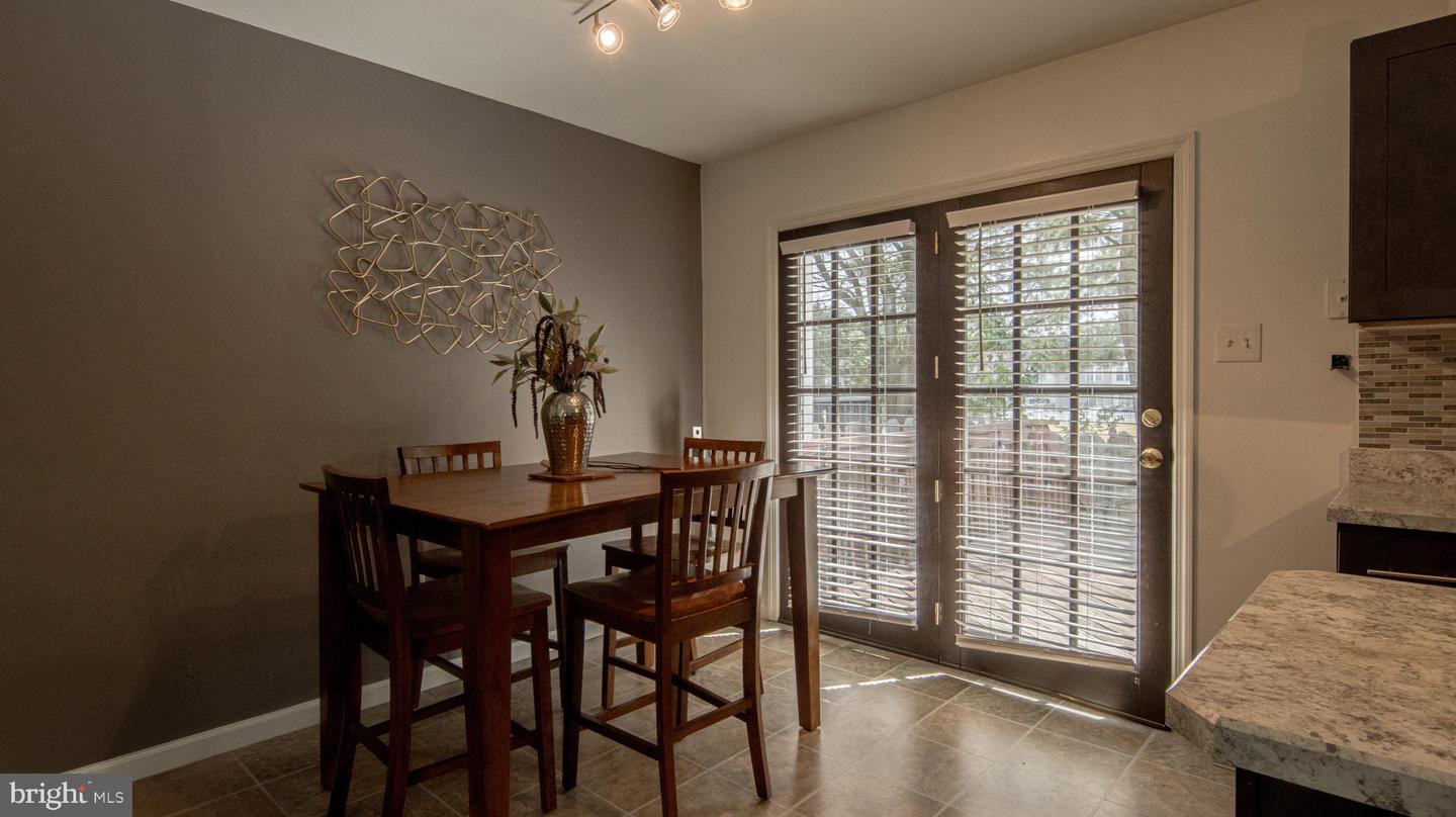 4 Coachlight Dr